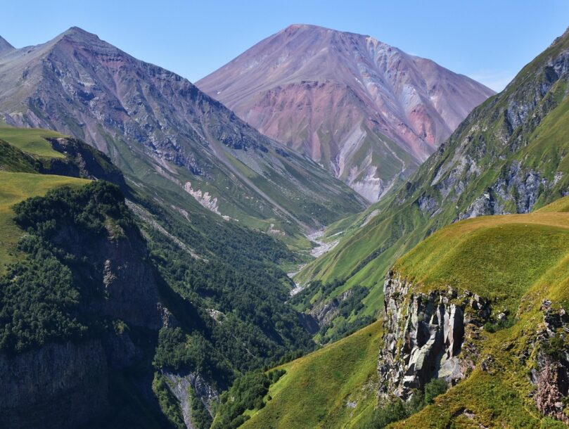 Горный пейзаж Кавказа с зелёными склонами